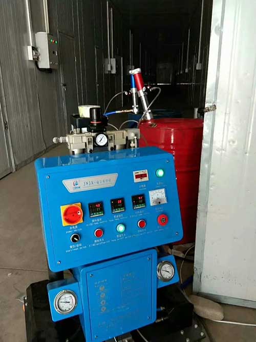 冷庫(kù)泡沫噴涂外墻保溫施工機(jī)械(圖1) Q2600冷庫(kù)泡沫噴涂外墻保溫施工機(jī)械