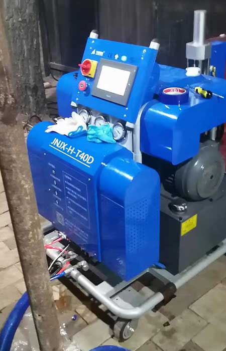 噴涂硬泡聚氨酯用什么設(shè)備 冷庫外墻溫施工噴涂機(圖1) T40D噴涂硬泡聚氨酯設(shè)備